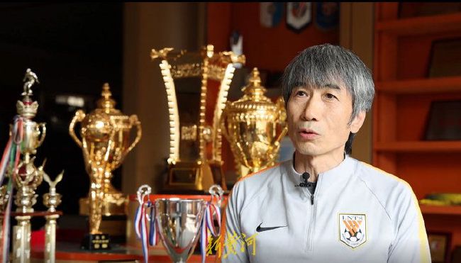 对维拉，滕哈赫让加纳乔本赛季首次在英超首发踢右边锋，而加纳乔也完成梅开二度，帮助球队奠定逆转的基础。